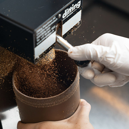 Grind the beans using a commercial grinder to match the grind size for the drip ビット コイン カジノ ルーレット.